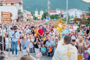 La solennità del Corpus Domini offre ai fedeli la possibilità di ottenere un'indulgenza plenaria partecipando alla processione eucaristica e rispettando tre condizioni.