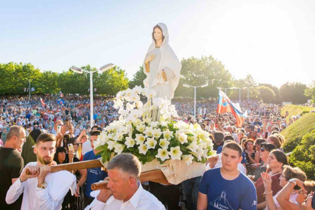Dal 16 giugno, parrocchiani e pellegrini si preparano al 45° anniversario delle apparizioni con nove giorni di preghiera del rosario sulla Collina delle Apparizioni.