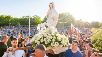 Dal 16 giugno, parrocchiani e pellegrini si preparano al 45° anniversario delle apparizioni con nove giorni di preghiera del rosario sulla Collina delle Apparizioni.