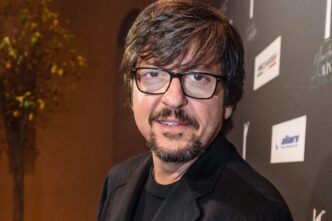 Ricky Memphis attore romano in posa durante un evento pubblico