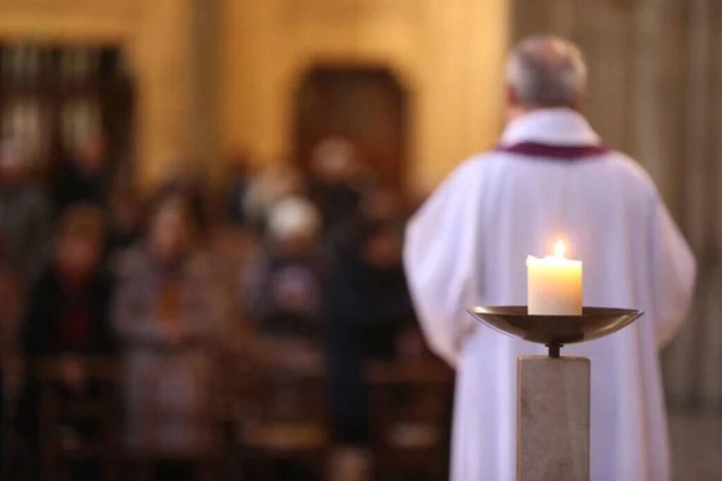 Un sacerdote in con la stola viola