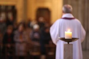 Un sacerdote in con la stola viola