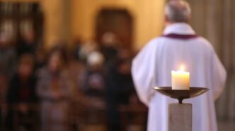 Un sacerdote in con la stola viola