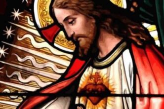 Cinque pratiche concrete per vivere la devozione al Sacro Cuore in famiglia: dall'immagine in casa all'atto di consacrazione, fino ai Primi Venerdì del mese.