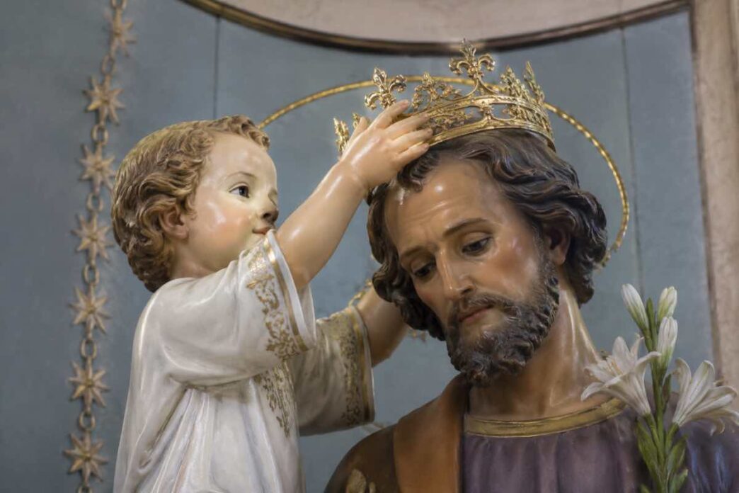 San Giuseppe fu scelto da Dio come capo della Famiglia di Nazareth: la sua giustizia, castità e laboriosità restano un modello per ogni padre cattolico.