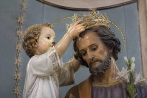 San Giuseppe fu scelto da Dio come capo della Famiglia di Nazareth: la sua giustizia, castità e laboriosità restano un modello per ogni padre cattolico.