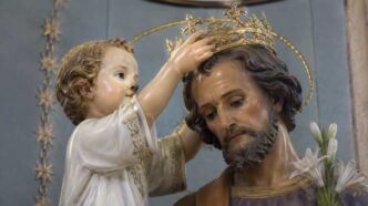 San Giuseppe fu scelto da Dio come capo della Famiglia di Nazareth: la sua giustizia, castità e laboriosità restano un modello per ogni padre cattolico.