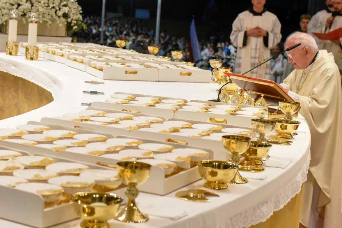 «La mia comunione», dice fra Josip, «dovrebbe fare spazio all'altro». Ricevere Gesù, conclude, dovrebbe aprire gli occhi verso chi ci sta accanto, non chiuderli.