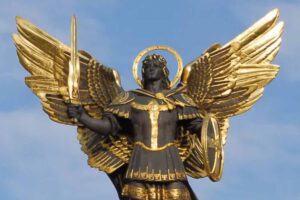 San Michele arcangelo guida la battaglia celeste dell'Apocalisse e annuncia il Giudizio Universale: il suo ruolo nella Bibbia e nell'arte.