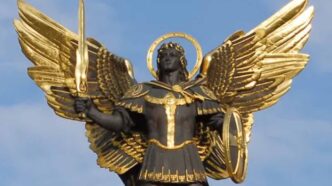 San Michele arcangelo guida la battaglia celeste dell'Apocalisse e annuncia il Giudizio Universale: il suo ruolo nella Bibbia e nell'arte.