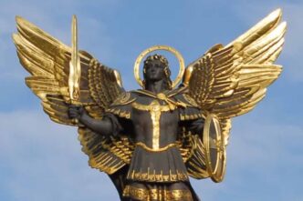 San Michele arcangelo guida la battaglia celeste dell'Apocalisse e annuncia il Giudizio Universale: il suo ruolo nella Bibbia e nell'arte.