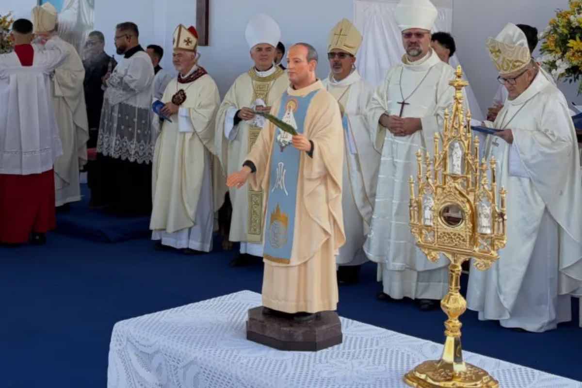 Al momento della proclamazione sono stati portati all'altare la reliquia di primo grado del Beato Nazareno — un frammento delle sue ossa — e la sua immagine. Nell'omelia, il Cardinale Braz de Aviz ha sottolineato come la comunità di Jauru e la Diocesi di São Luiz de Cáceres siano ora "depositarie di questa eredità di santità" lasciata dal sacerdote