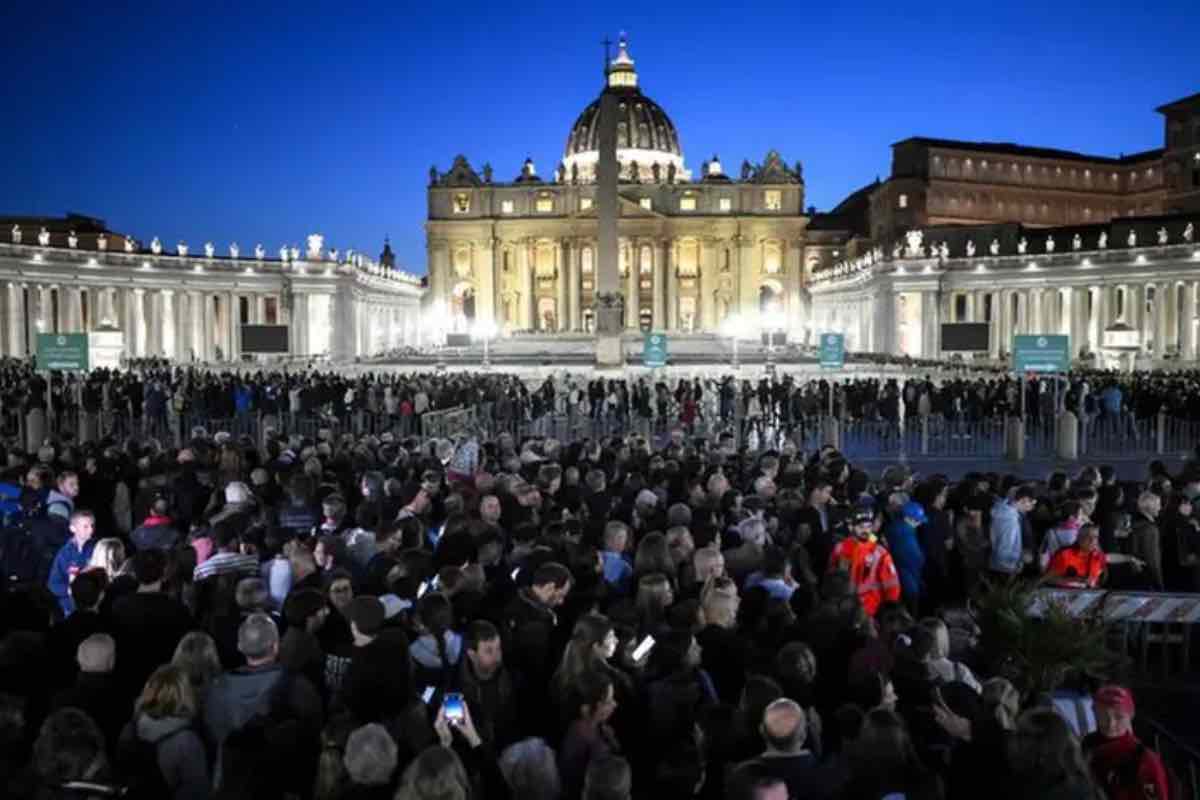 La Basilica vaticana diventa spazio in cui si intrecciano storia personale e dimensione ecclesiale.