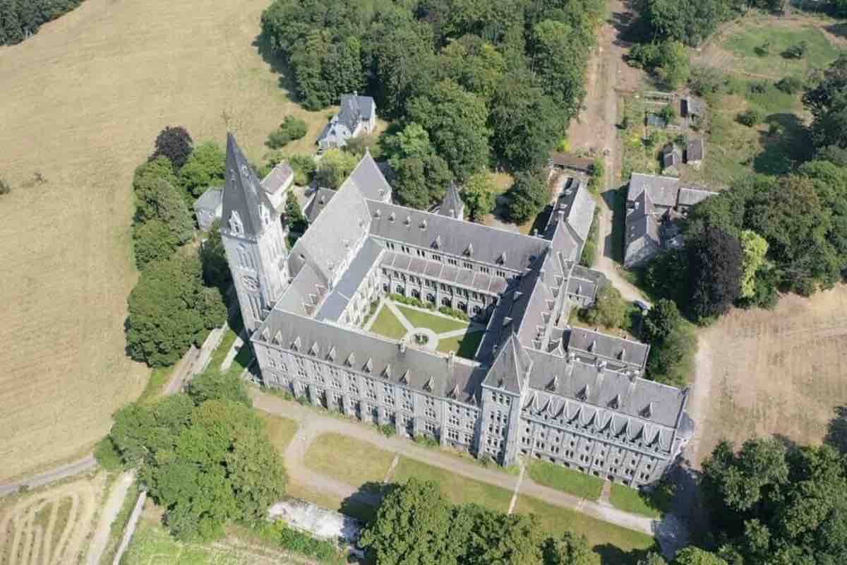 Un monaco benedettino belga ha acceso un piccolo terremoto dentro l'abbazia di Maredsous. Fra Poswick, religioso ormai anziano, ha pubblicato due giorni fa sul sito Cathobel un lungo testo in cui suggerisce di considerare accettabile, in certi casi, l'eutanasia