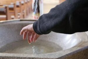 Gli esorcisti indicano quattro abitudini per tenere lontano il diavolo dopo la liberazione: sacramenti, preghiera, digiuno e sacramentali.
