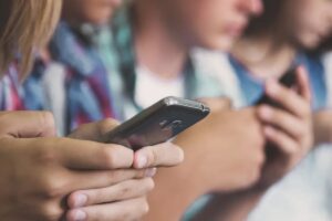 Le ricerche sui giovani e i social media spiegano perché tra i ragazzi cala la fede in Dio: tutto parte dalla sfiducia nella verità oggettiva.