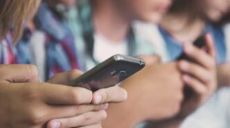 Le ricerche sui giovani e i social media spiegano perché tra i ragazzi cala la fede in Dio: tutto parte dalla sfiducia nella verità oggettiva.