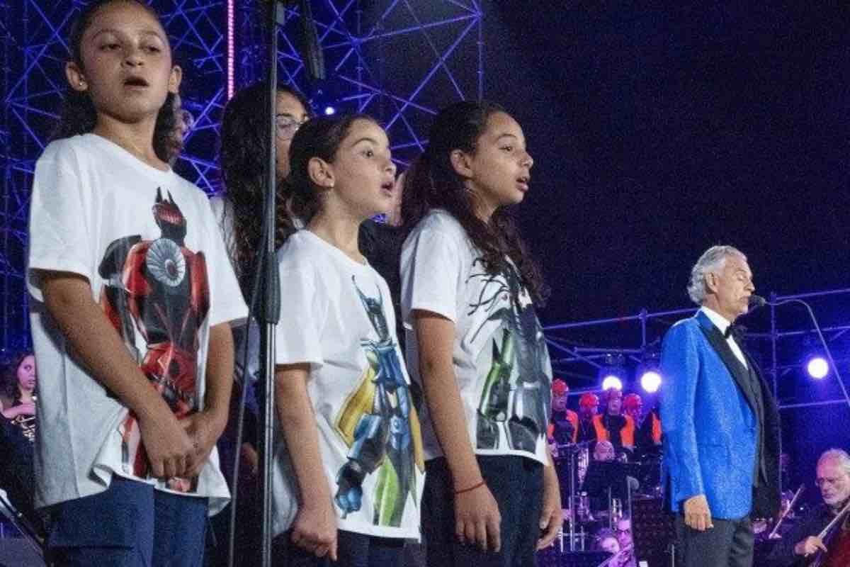 Ad affiancare Bocelli sul palco è stato il coro dell'ABFoundation Voices, formato da bambini e ragazzi provenienti da Paesi segnati dal conflitto o da tragedie recenti: Terra Santa, Uganda e Haiti, insieme a realtà italiane come il Rione Sanità di Napoli