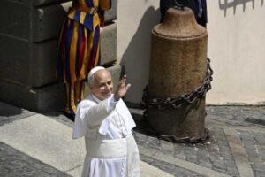 All'Angelus Leone XIV condanna le azioni unilaterali in Terra Santa e chiede di proteggere i civili di Gaza e Cisgiordania, pregando per il Libano.