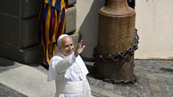 All'Angelus Leone XIV condanna le azioni unilaterali in Terra Santa e chiede di proteggere i civili di Gaza e Cisgiordania, pregando per il Libano.