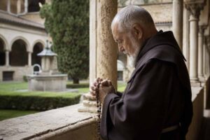 Un monaco di Maredsous apre all'eutanasia per gli anziani lucidi: l'abate François Lear smentisce, difendendo la dignità della vita fino alla fine naturale.