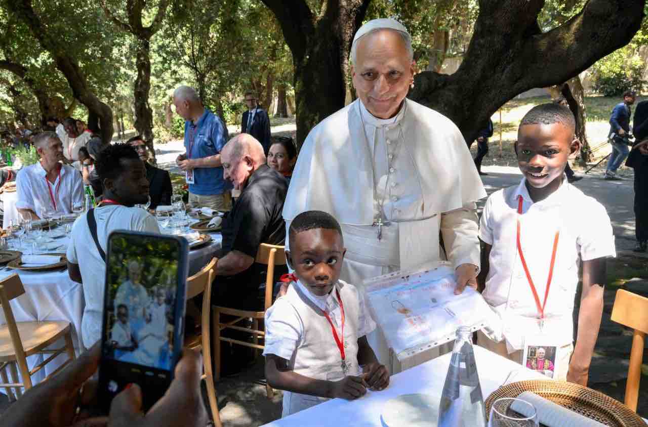 la tavola condivisa con le persone più vulnerabili diventa segno concreto di una Chiesa capace di uscire verso le periferie