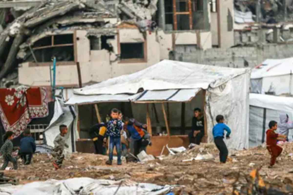 Nel racconto del cardinale c'è un dettaglio che torna più volte: i bambini. "Gaza è piena di bambini", ha detto Pizzaballa, spiegando che si vedono ovunque, ma invece di andare a scuola giocano sporchi, accanto alle fogne