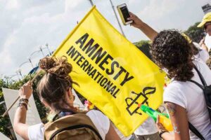 Amnesty International UK ha ritirato un report che bollava come «anti-diritti» decine di associazioni cristiane e pro-life, scusandosi ufficialmente.