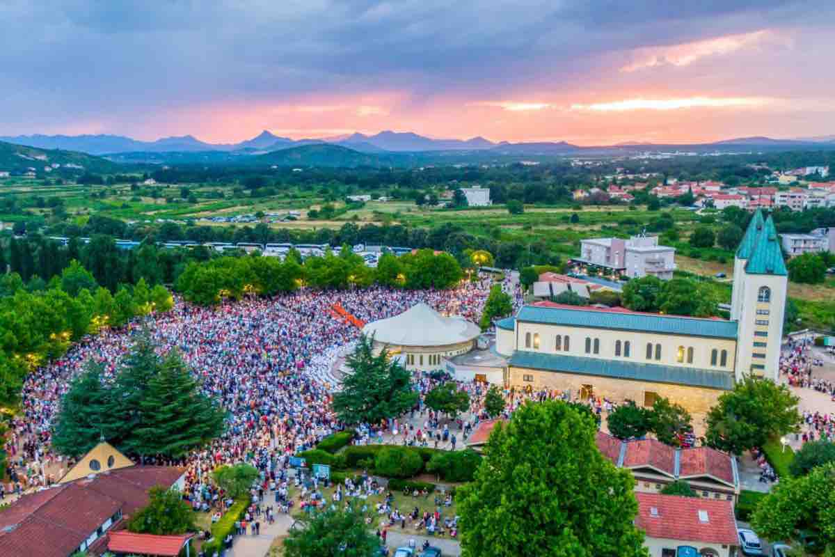 Il Mladifest, il Festival internazionale dei giovani di Medjugorje, torna anche nel 2026 con il tema "Ad fontem! Alla Fonte!". L'appuntamento, nato nel 1989 per iniziativa di fra Slavko Barbarić,