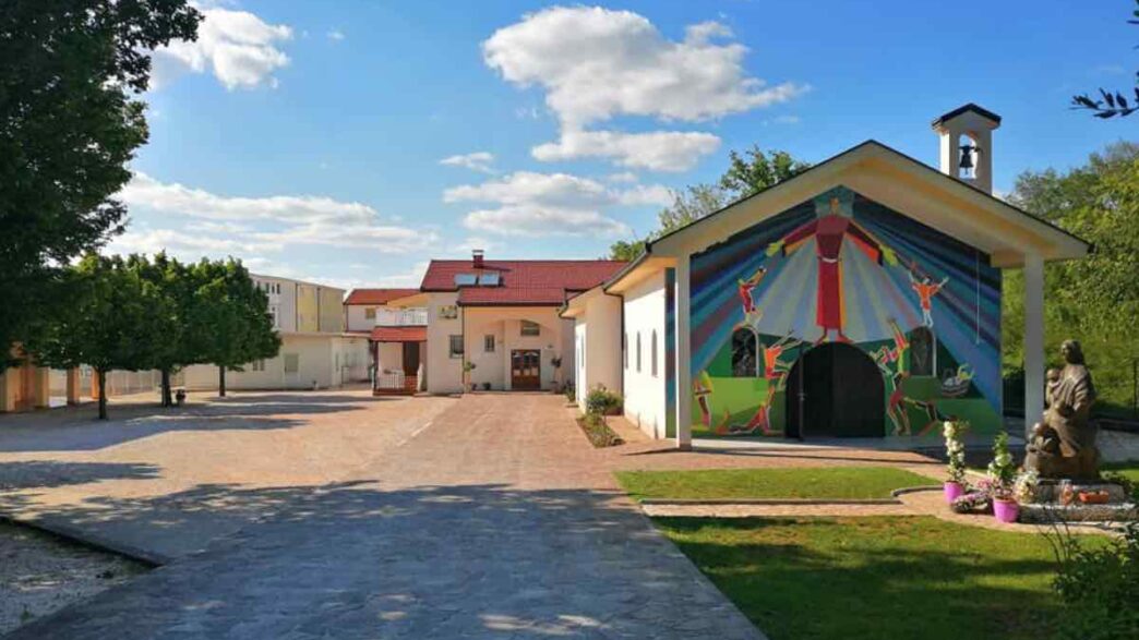 A Medjugorje un sacerdote racconta il miracolo eucaristico: il volto di Cristo apparso nell'ostia durante la Santa Messa del 2012.