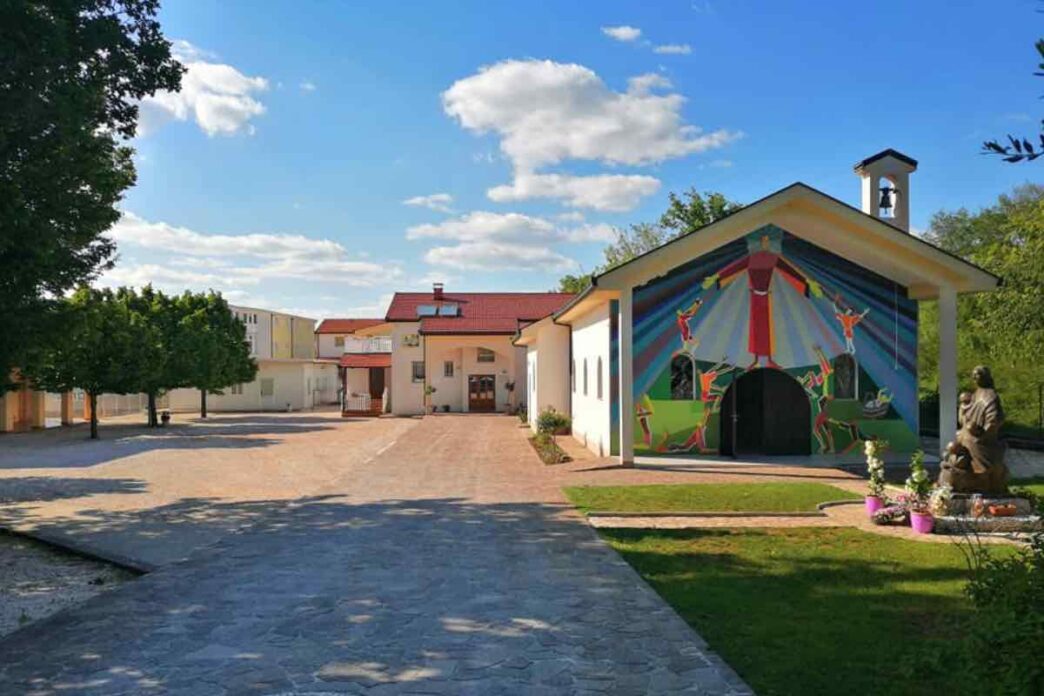 A Medjugorje un sacerdote racconta il miracolo eucaristico: il volto di Cristo apparso nell'ostia durante la Santa Messa del 2012.
