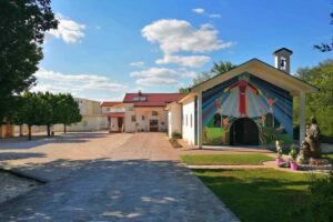 A Medjugorje un sacerdote racconta il miracolo eucaristico: il volto di Cristo apparso nell'ostia durante la Santa Messa del 2012.