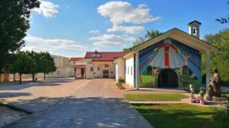 A Medjugorje un sacerdote racconta il miracolo eucaristico: il volto di Cristo apparso nell'ostia durante la Santa Messa del 2012.