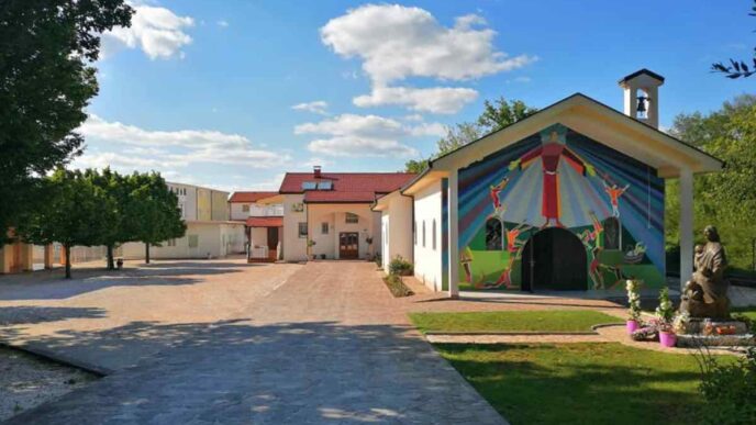 A Medjugorje un sacerdote racconta il miracolo eucaristico: il volto di Cristo apparso nell'ostia durante la Santa Messa del 2012.