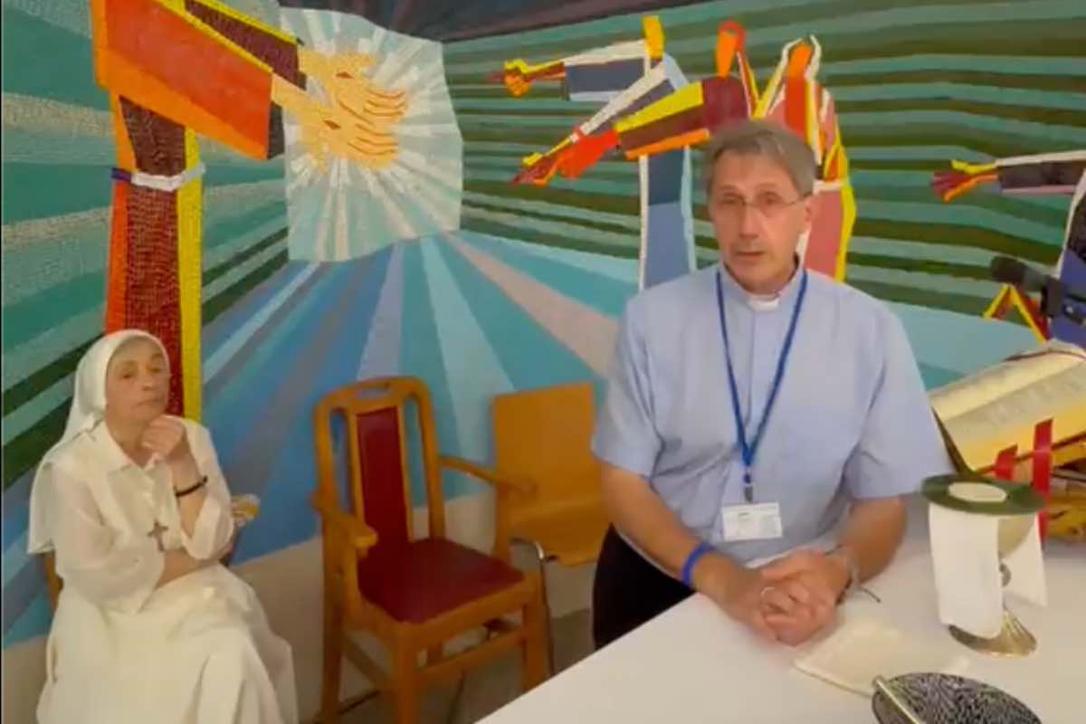 Il sacerdote descrive un disegno che compariva come se una matita invisibile stesse scrivendo sull'ostia, un dettaglio che ha reso l'episodio ancora più sorprendente per lui e per chi si trovava con lui durante la funzione.