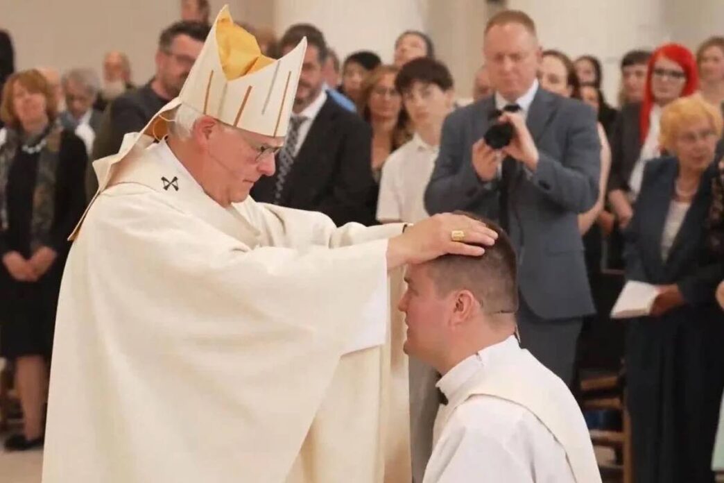 Senad Mrkaljevic, ex rifugiato musulmano fuggito dalla guerra in Bosnia, è stato ordinato sacerdote cattolico a Berlino dall'arcivescovo Heiner Koch