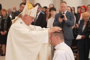 Senad Mrkaljevic, ex rifugiato musulmano fuggito dalla guerra in Bosnia, è stato ordinato sacerdote cattolico a Berlino dall'arcivescovo Heiner Koch