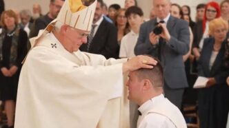 Senad Mrkaljevic, ex rifugiato musulmano fuggito dalla guerra in Bosnia, è stato ordinato sacerdote cattolico a Berlino dall'arcivescovo Heiner Koch