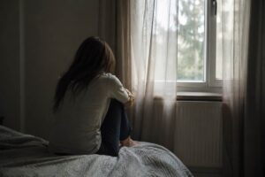 Un padre spirituale indica passi concreti per superare la disperazione e ritrovare la speranza attraverso la preghiera quotidiana e la fiducia in Dio.