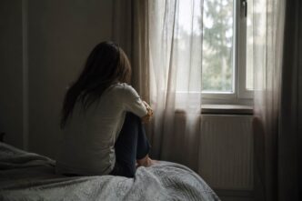 Un padre spirituale indica passi concreti per superare la disperazione e ritrovare la speranza attraverso la preghiera quotidiana e la fiducia in Dio.