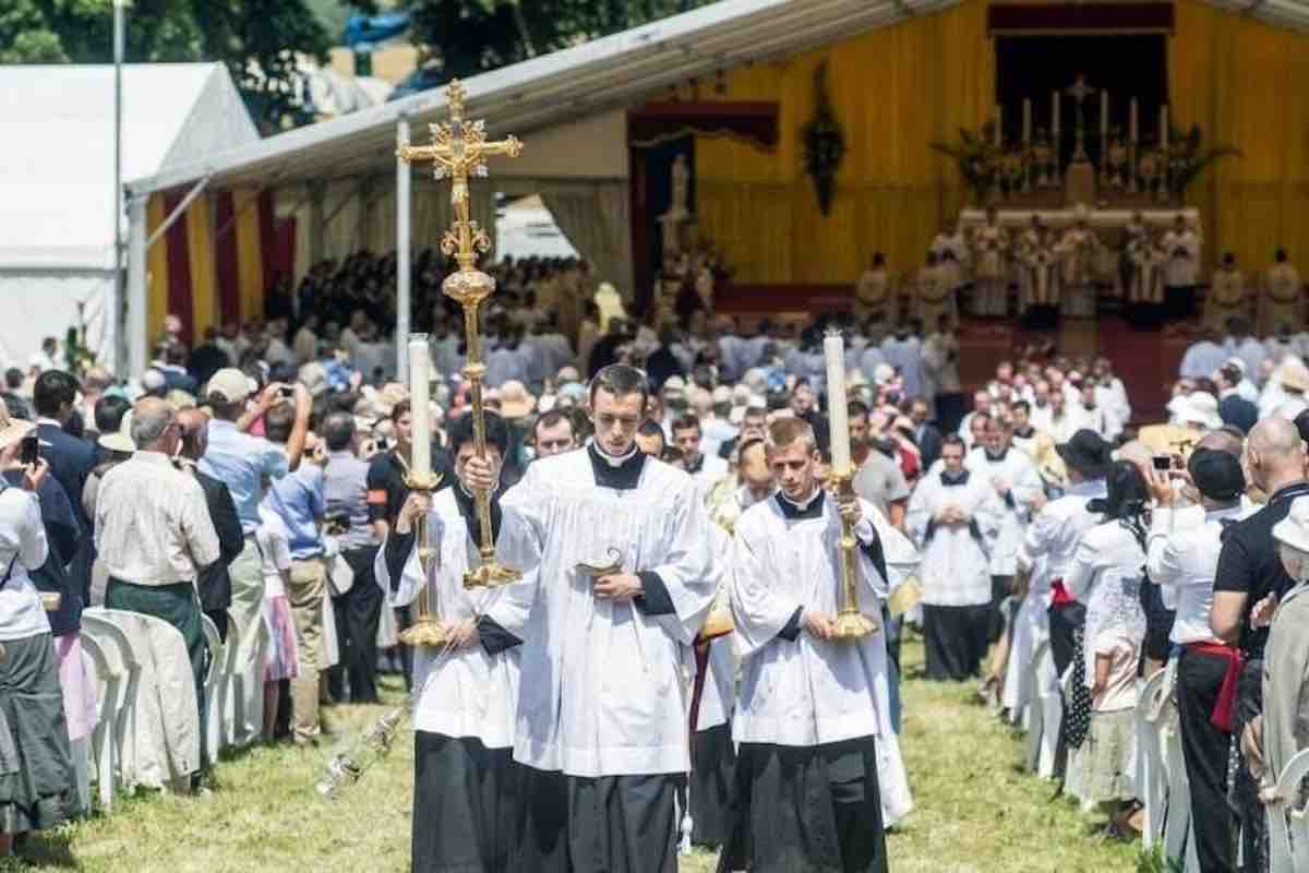 Nella forma, la consacrazione episcopale ha seguito un rito valido, ma è mancato l'elemento decisivo per renderla lecita: il mandato del Papa