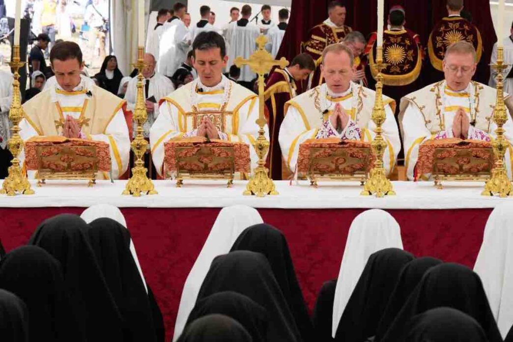La FSSPX ha consacrato quattro nuovi vescovi senza mandato papale, sfidando l'avvertimento di scisma lanciato da Papa Leone XIV.