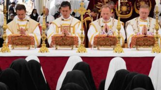 La FSSPX ha consacrato quattro nuovi vescovi senza mandato papale, sfidando l'avvertimento di scisma lanciato da Papa Leone XIV.