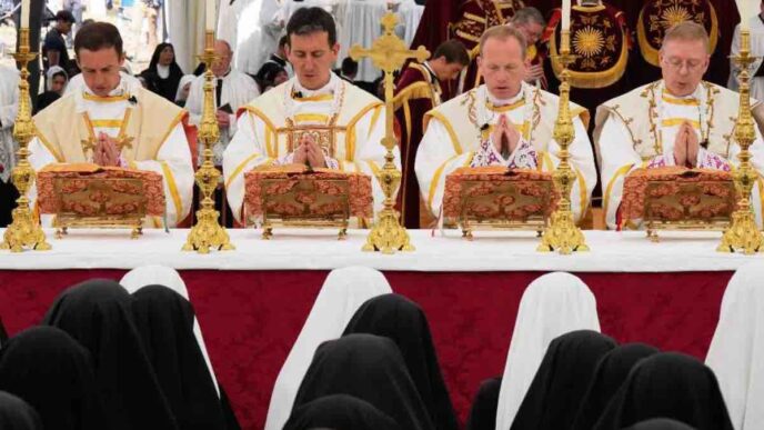 La FSSPX ha consacrato quattro nuovi vescovi senza mandato papale, sfidando l'avvertimento di scisma lanciato da Papa Leone XIV.