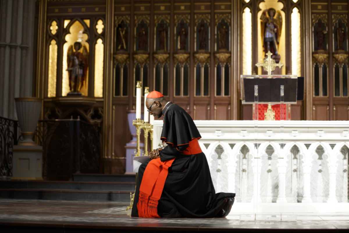 In sintesi, Burke e Sarah chiedono al Papa una pausa di riflessione sulla nuova sinodalità, uno stop all'omosessualismo cattolico, il superamento di Fiducia supplicans e la cancellazione di Traditionis custodes, che Sarah vorrebbe vedere reso innocuo o del tutto ritirato