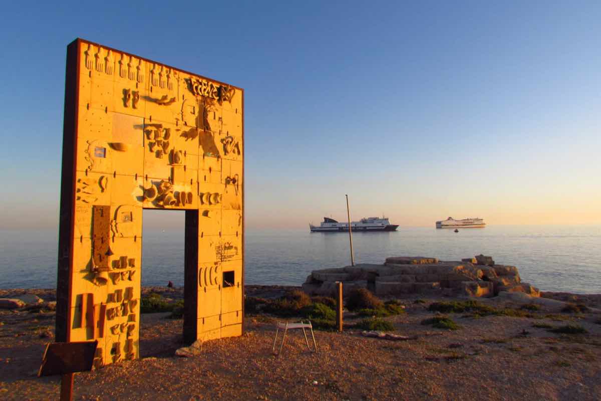 Il 4 luglio Leone XIV farà tappa al memoriale Porta d'Europa, un arco in terracotta e ferro alto quasi cinque metri situato sulla punta di Cavallo Bianco, una scogliera rivolta verso la Tunisia, non lontano dal porto commerciale dell'isola.