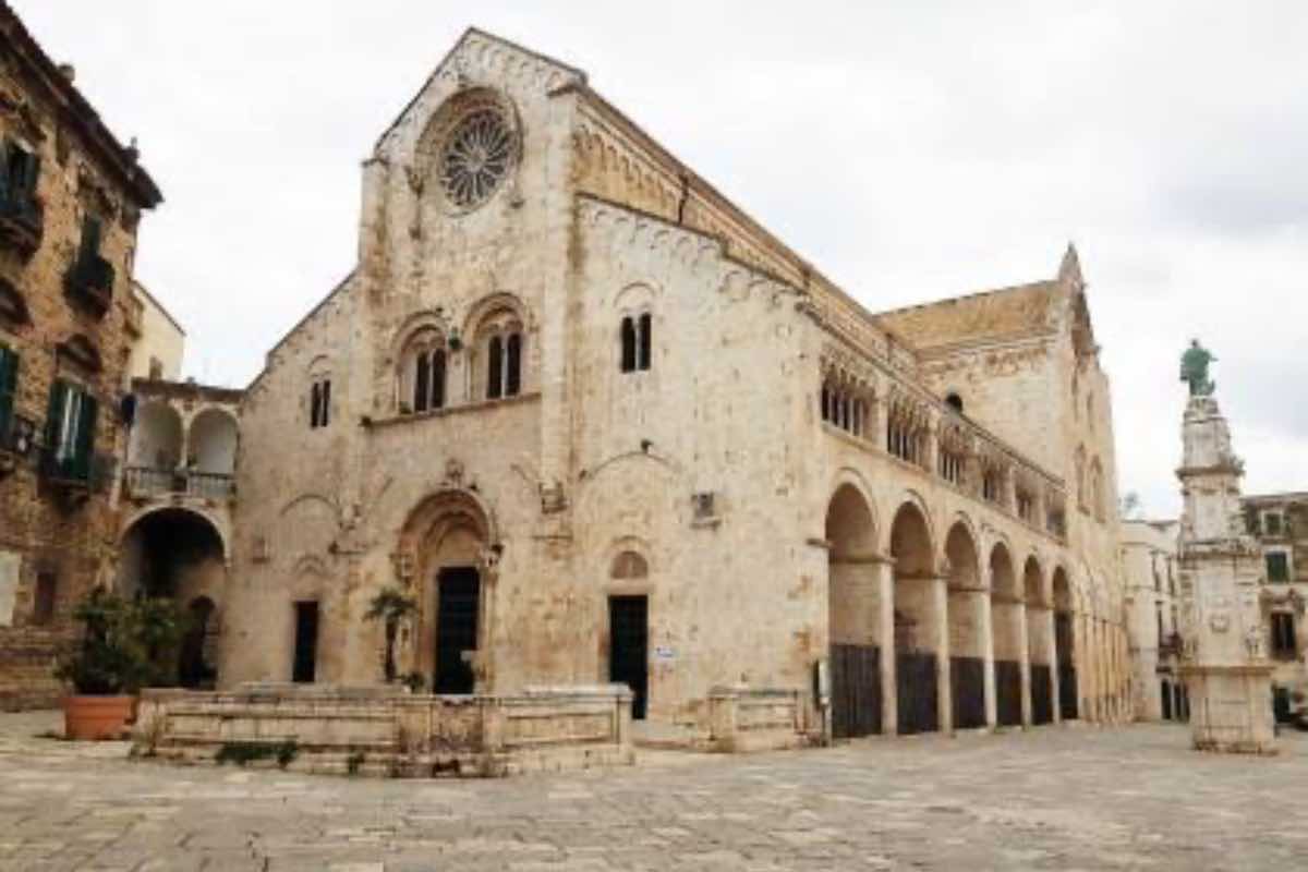 Nata il 16 ottobre 1915 a Santeramo in Colle, da una famiglia originaria di Gioia del Colle, Maria Francesca Pastore entrò in monastero nel 1940. Dopo Santa Scolastica a Bari e un periodo a Noci, nella seconda metà degli anni Sessanta arrivò a Bitonto,