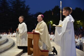 Il vescovo Petar Palić interviene dopo la profanazione a Medjugorje, tra il danneggiamento delle statue della Madonna e un incendio alla chiesa.