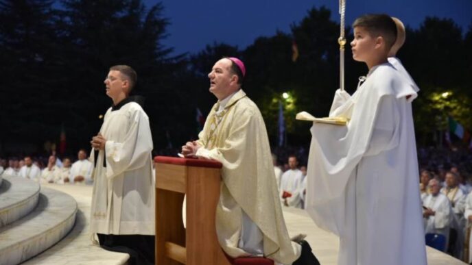Il vescovo Petar Palić interviene dopo la profanazione a Medjugorje, tra il danneggiamento delle statue della Madonna e un incendio alla chiesa.