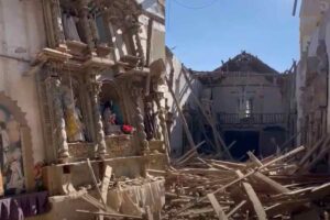 Il terremoto in Perù ha fatto crollare il tetto della chiesa di San Giacomo Apostolo a Chongos Bajo, ma l'immagine della Vergine è rimasta intatta tra le macerie.